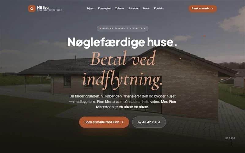 Skærmbillede af øverste del af forsiden på et hjemmesideudkast til typehuse. Mørk flade med fotografi af et murstenshus, serif-overskrift med kursiv orange.