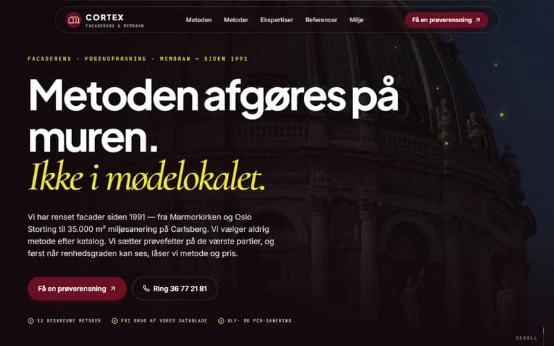 Skærmbillede af øverste del af forsiden på et hjemmesideudkast til facaderens. Mørk bordeaux flade med foto af en kuppelbygning, sans-overskrift med kursiv guld.