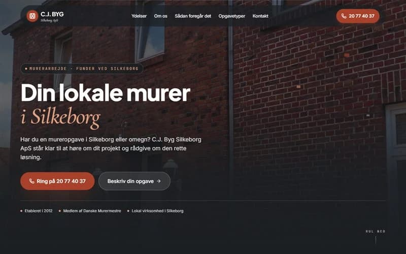 Skærmbillede af øverste del af forsiden på et hjemmesideudkast til murer. Mørk flade med murstensfoto, sans-overskrift med kursiv serif og røde knapper.