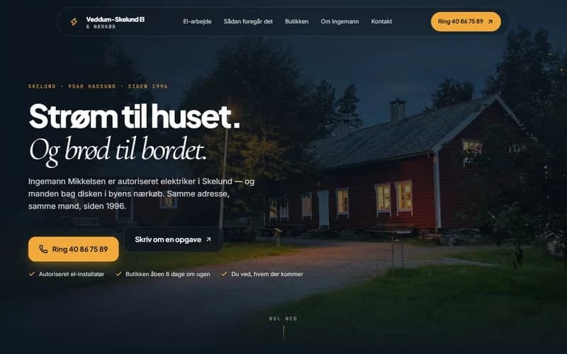 Skærmbillede af øverste del af forsiden på et hjemmesideudkast til elektriker. Mørk flade med foto af et rødt landhus i aftenlys, sans-overskrift med kursiv serif.