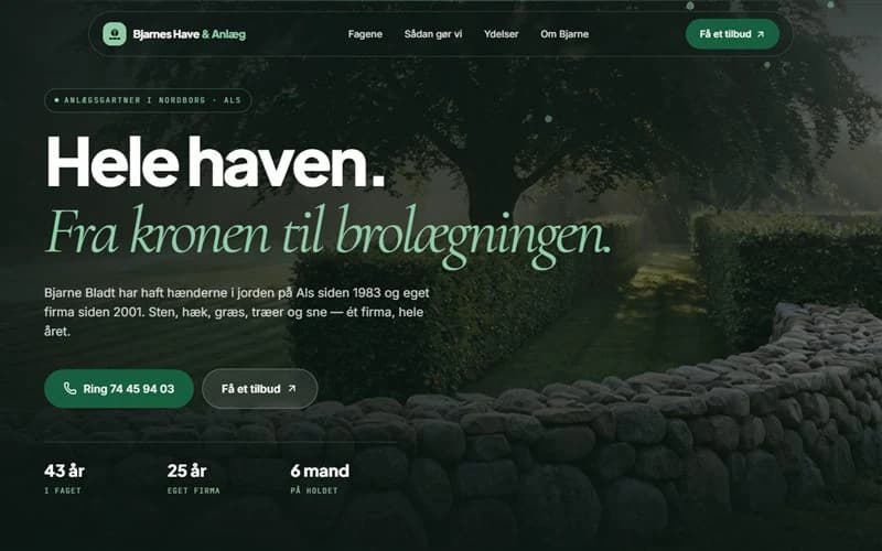 Skærmbillede af øverste del af forsiden på et hjemmesideudkast til anlægsgartner. Mørk grøn flade med foto af en stenmur, sans-overskrift med kursiv grøn serif.