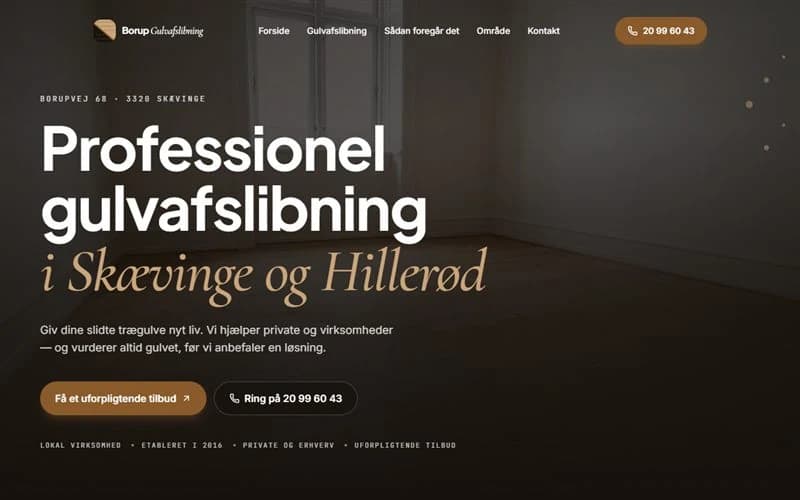 Skærmbillede af øverste del af forsiden på et hjemmesideudkast til gulvafslibning. Mørk brun flade med foto af et tomt rum, sans-overskrift med kursiv serif.