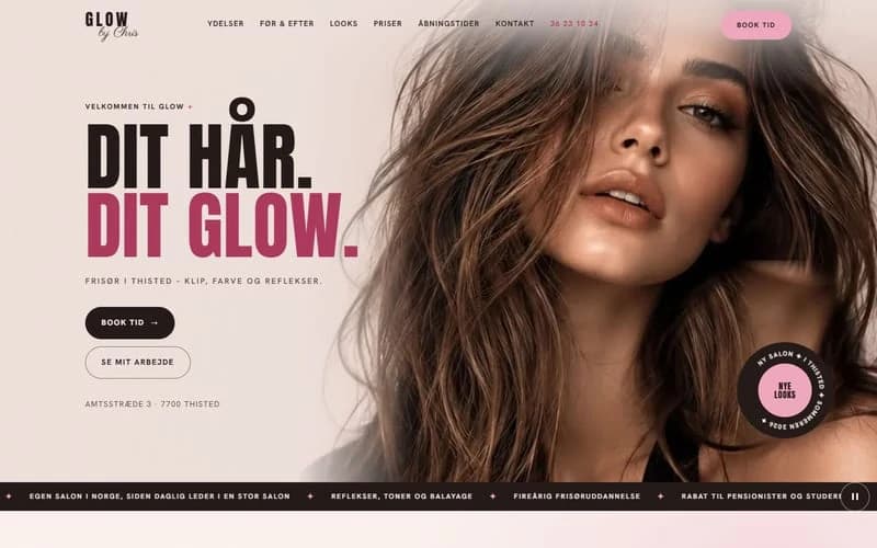 Skærmbillede af øverste del af forsiden på et hjemmesideudkast til frisør. Lys rosa/hvid flade med stort portrætfoto af langt hår og store fede versal-overskrifter.