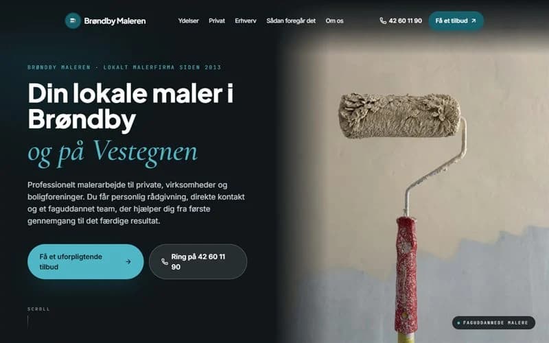 Skærmbillede af øverste del af forsiden på et hjemmesideudkast til maler. Mørk teal flade med foto af en malerrulle, sans-overskrift med kursiv serif og lyseblå knapper.