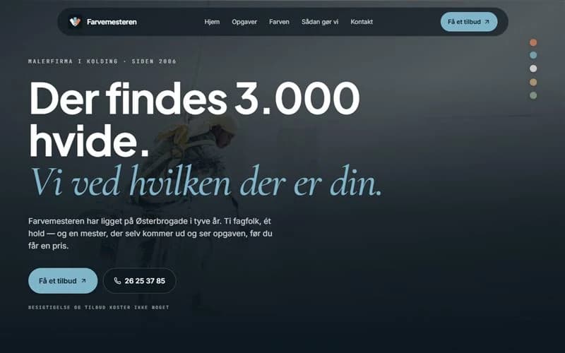 Skærmbillede af øverste del af forsiden på et hjemmesideudkast til maler. Mørk blågrå flade, stor sans-overskrift med kursiv blågrøn serif, pillenavigation og farveprikker i højre side.