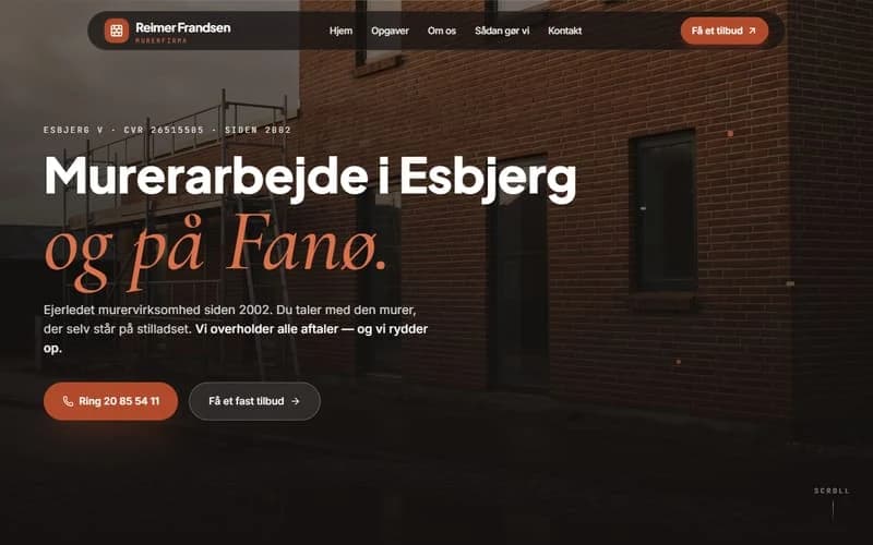Skærmbillede af øverste del af forsiden på et hjemmesideudkast til murer. Mørk flade med murstensfoto, sans-overskrift med kursiv orange serif.