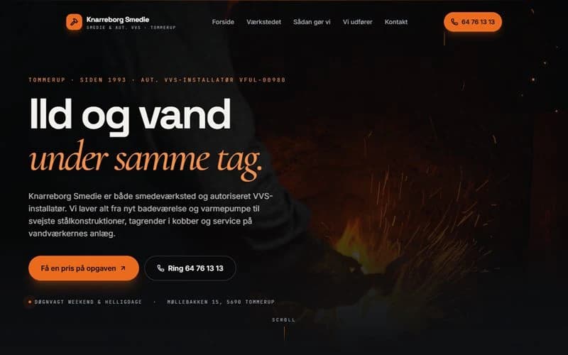 Skærmbillede af øverste del af forsiden på et hjemmesideudkast til smed. Næsten sort flade med gnister fra en smedje, sans-overskrift med kursiv orange serif.