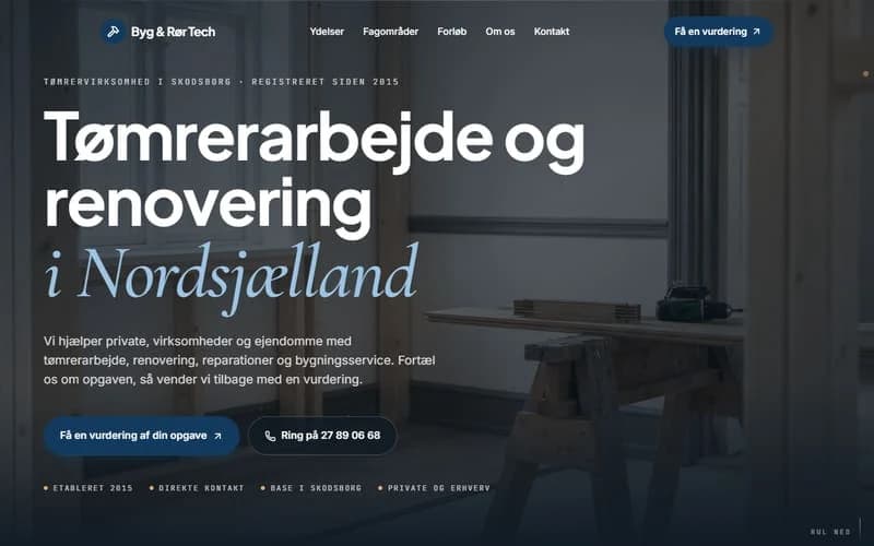 Skærmbillede af øverste del af forsiden på et hjemmesideudkast til tømrer. Mørk blå flade med foto af et værksted, sans-overskrift med kursiv blå serif.