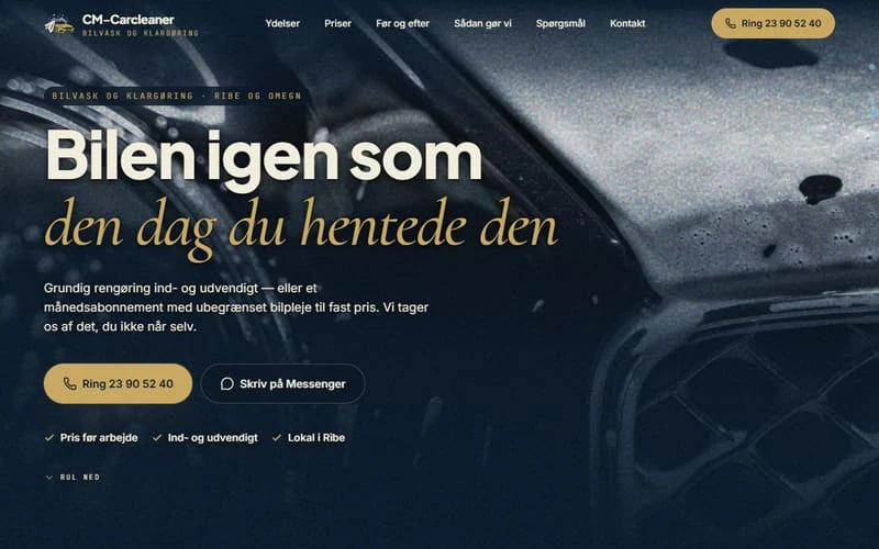Skærmbillede af øverste del af forsiden på et hjemmesideudkast til bilpleje. Mørkeblå flade med nærbillede af bil-lak, sans-overskrift med en kursiv serif-linje.