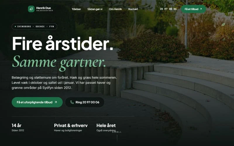 Skærmbillede af øverste del af forsiden på et hjemmesideudkast til anlægsgartner. Mørk grøn flade med foto af trappe og belægning, sans-overskrift med kursiv grøn serif.