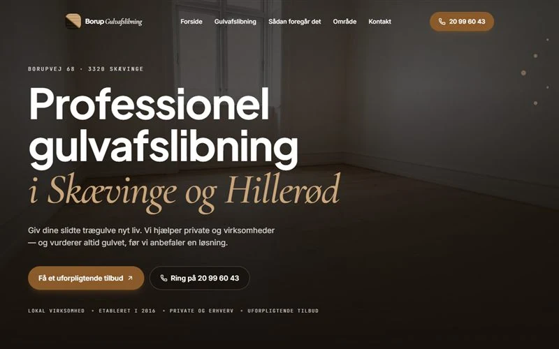 Skærmbillede af øverste del af forsiden på et hjemmesideudkast til gulvafslibning. Mørk brun flade med foto af et tomt rum, sans-overskrift med kursiv serif.