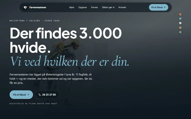 Skærmbillede af øverste del af forsiden på et hjemmesideudkast til maler. Mørk blågrå flade, stor sans-overskrift med kursiv blågrøn serif, pillenavigation og farveprikker i højre side.