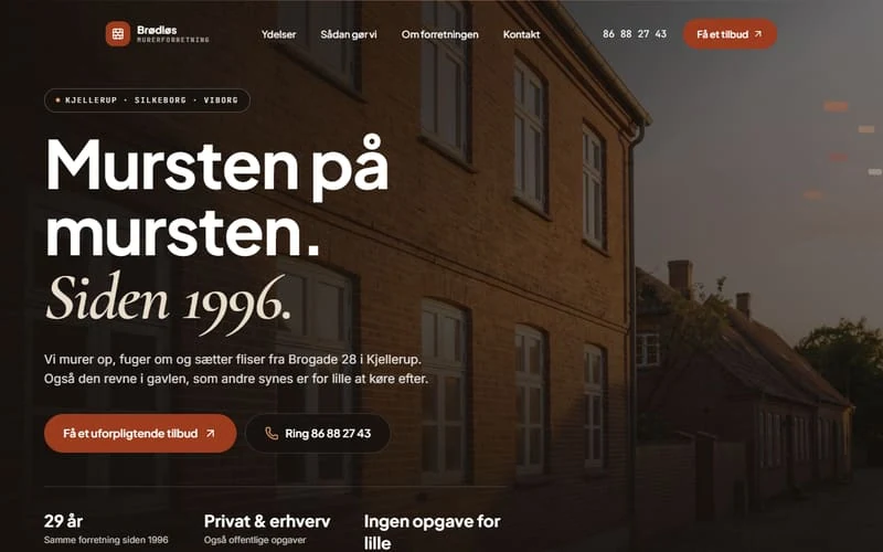 Skærmbillede af øverste del af forsiden på et hjemmesideudkast til murer. Mørk brun flade med foto af et murstenshus i aftenlys, sans-overskrift med kursiv serif.